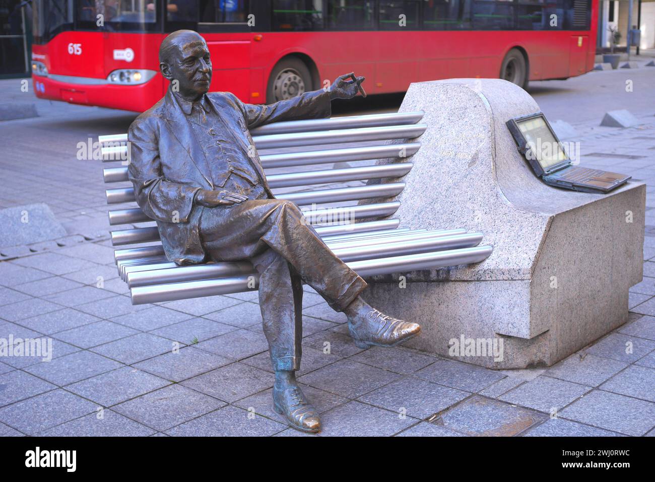 Statue en bronze du compositeur hongrois Imre Kalman assis sur un banc devant le théâtre de Budapest Operetta, avec un trolleybus derrière, Budapest Broadway, Budapest, Hongrie Banque D'Images