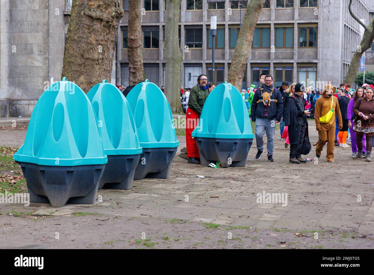 Rosenmontagsumzug Mainz 2024, 12.02.2024 für menschliche Bedürfnisse sind zahlreiche Urinalbecke aufgestellt Impressionen vom Mainzer Rosenmontagsumzug, 12.02.2024 Mainz Innenstadt Rheinland-Pfalz Deutschland *** Rose Monday parade Mainz 2024, 12 02 2024 de nombreux bassins d'urinoir sont mis en place pour les besoins humains impressions du Mayence Rose Monday Parade, 12 02 2024 Mainz centre-ville Rhénanie-Palatinat Allemagne Copyright : xBEAUTIFULxSPORTS/Hahnex Banque D'Images