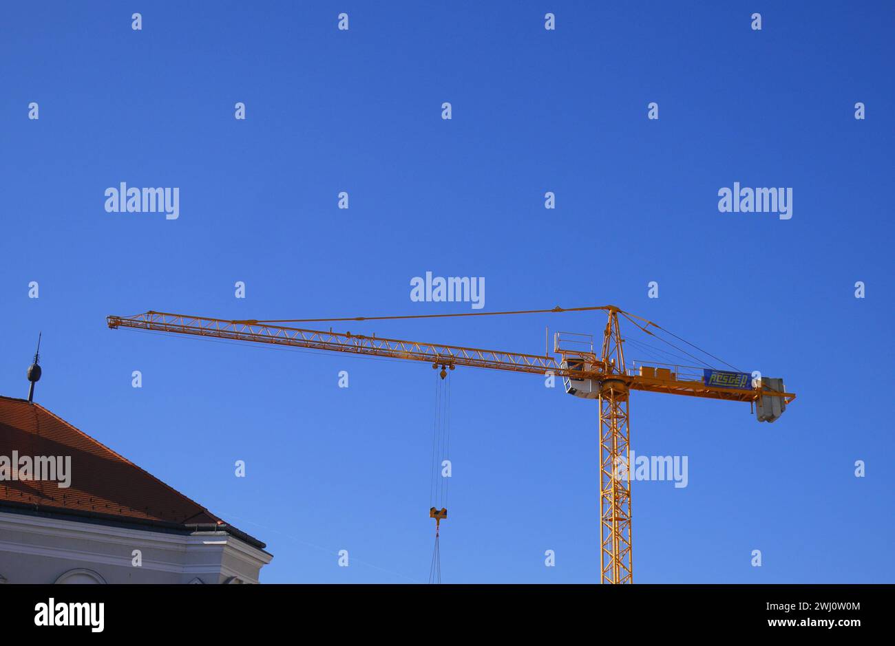 Grue à tour sur un chantier de construction dans le quartier du château, Budapest, Hongrie Banque D'Images