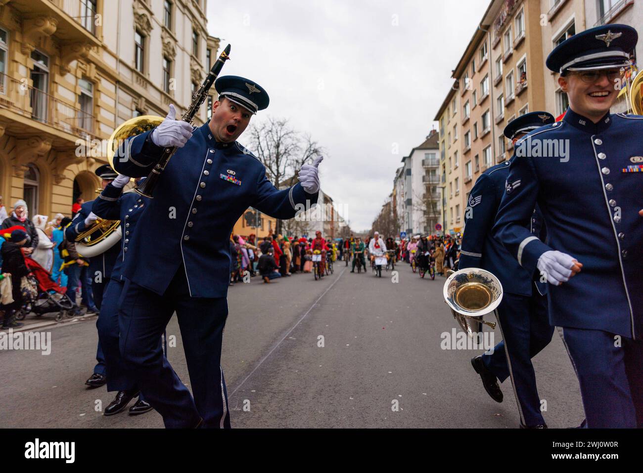 Rosenmontagsumzug Mainz 2024, 12.02.2024 Zugnummer 6 United States Air Forces in Europe Band Impressionen vom Mainzer Rosenmontagsumzug, 12.02.2024 Mainz Innenstadt Rheinland-Pfalz Deutschland *** Rosenmontagsumzug Mainz 2024, 12 02 2024 train number 6 United States Air Forces in Europe Band impressions of the Mainz Rosenmontagsumzug, 12 02 2024 Mainz centre-ville Rhénanie Palatinat Allemagne Copyright : xBEAUTIFULxSPORTS/Hahnex Banque D'Images