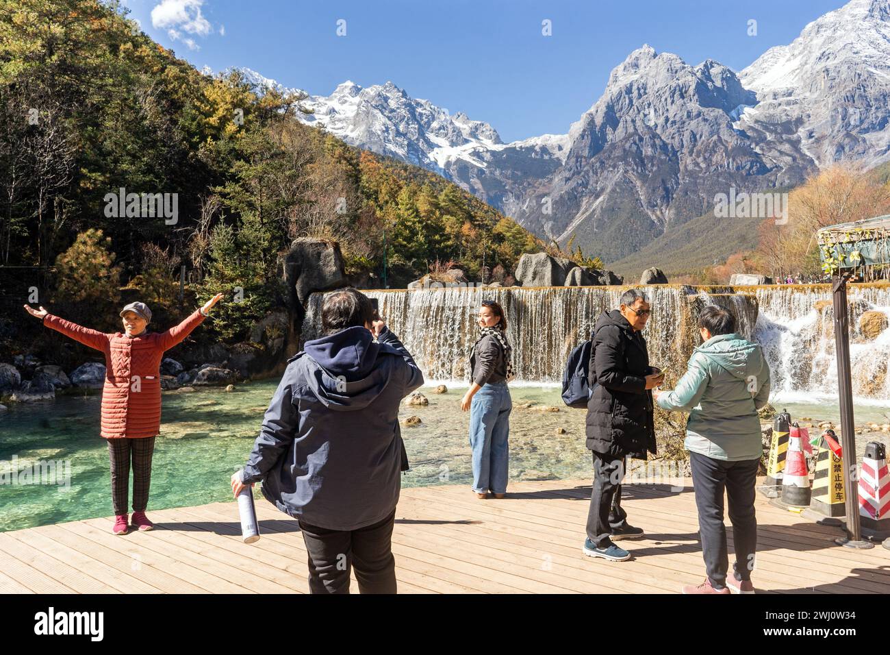 Blue Moon Valley et Jade Dragon Snow Mountain à Lijiang, province du Yunnan, Chine - novembre 2023 Banque D'Images
