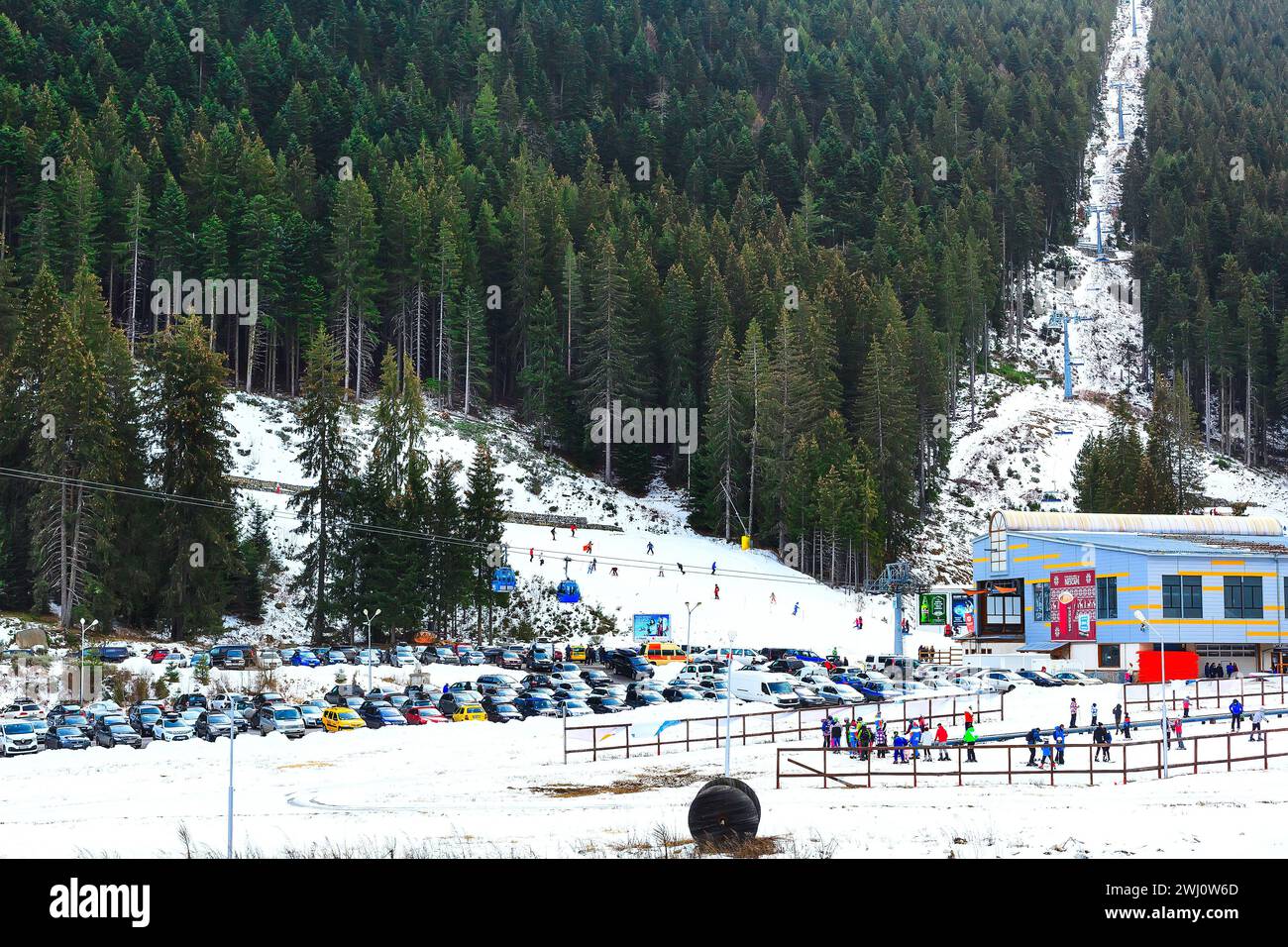 Station de ski Bansko, Bulgarie, skieurs, montagnes Banque D'Images