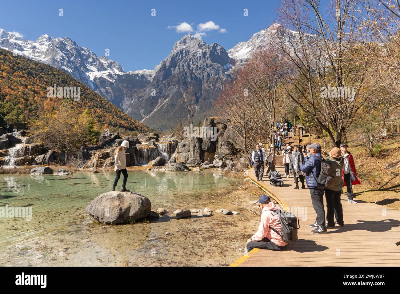 Blue Moon Valley et Jade Dragon Snow Mountain à Lijiang, province du Yunnan, Chine - novembre 2023 Banque D'Images