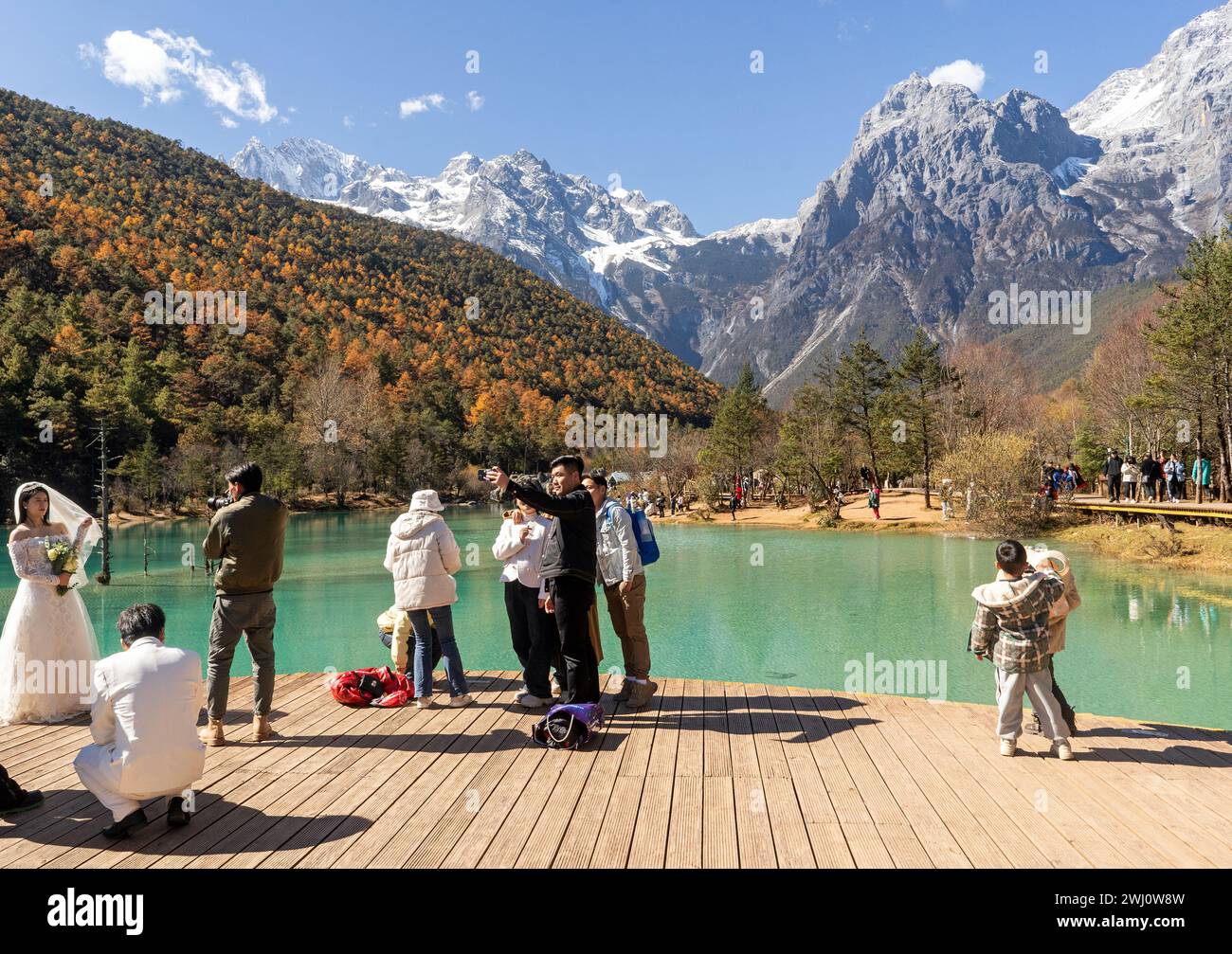 Blue Moon Valley et Jade Dragon Snow Mountain à Lijiang, province du Yunnan, Chine - novembre 2023 Banque D'Images