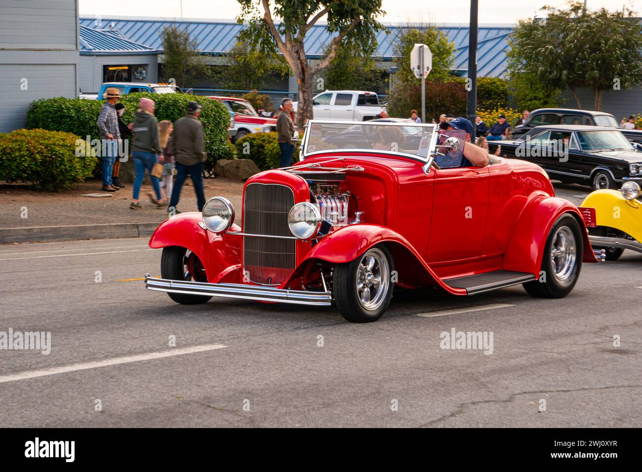 Un roadster Ford rouge de 1932 à Morro Bay en Californie en mai 2023, au « Cruisin » Morro Bay car Show ». Salon automobile annuel Banque D'Images