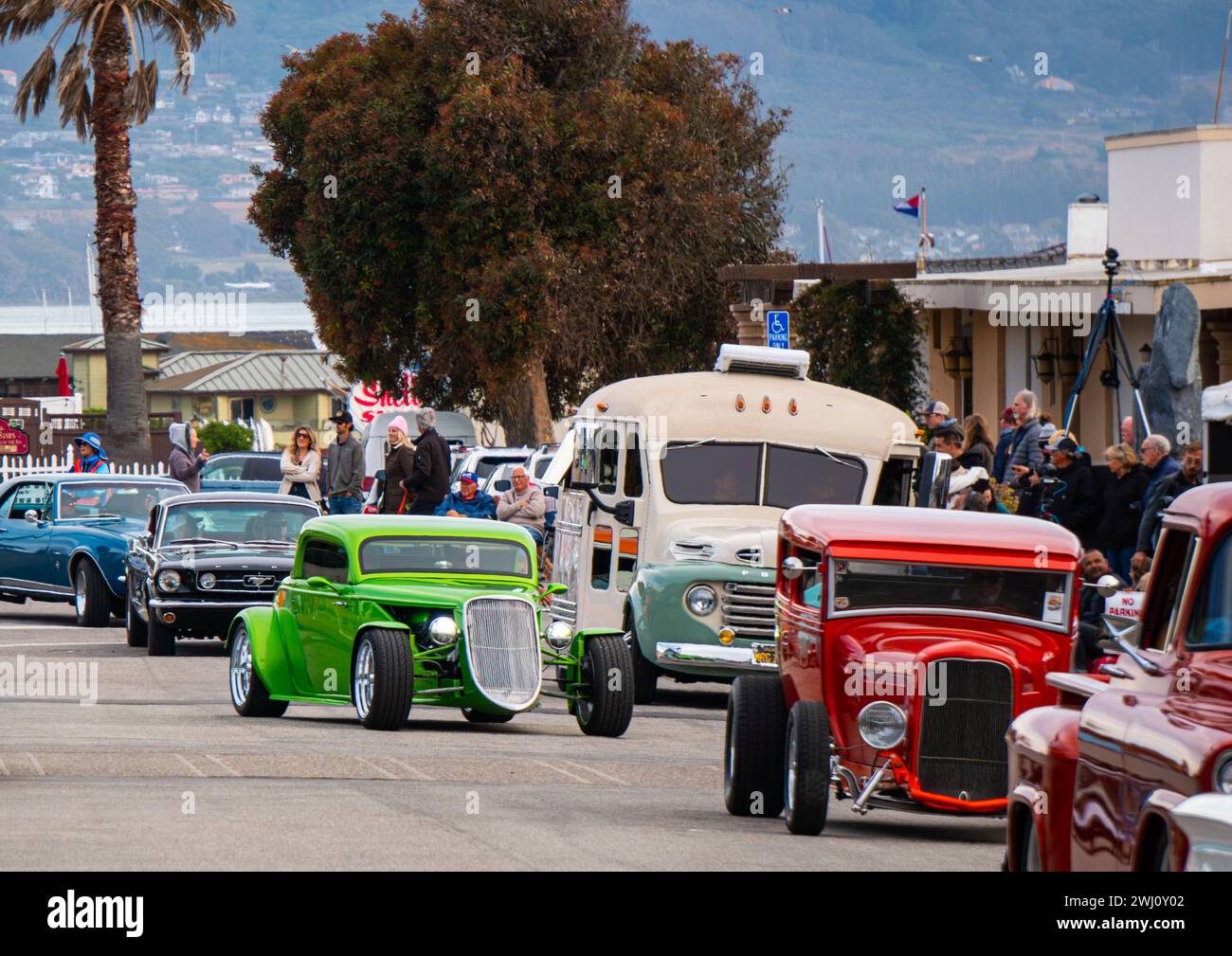 Classic and Hot Rod car Show à Morro Bay en Californie en mai 2023, le « Cruisin » Morro Bay car Show ». Voitures colorées en ligne conduisant dans la rue. Banque D'Images