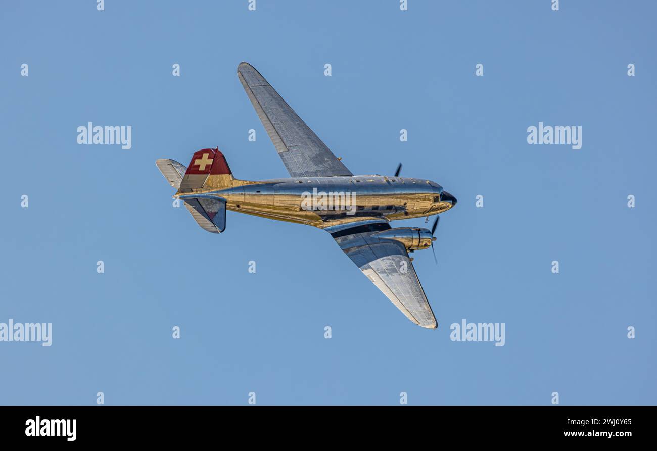 Eine Douglas DC-3 überfliegt zum 75 Jahr Jubliäum den Flughafen Zürich. AM 14. Juni 1948 brachte eine Douglas DC-4 erstmals Passagiere vom Zürich nach Banque D'Images