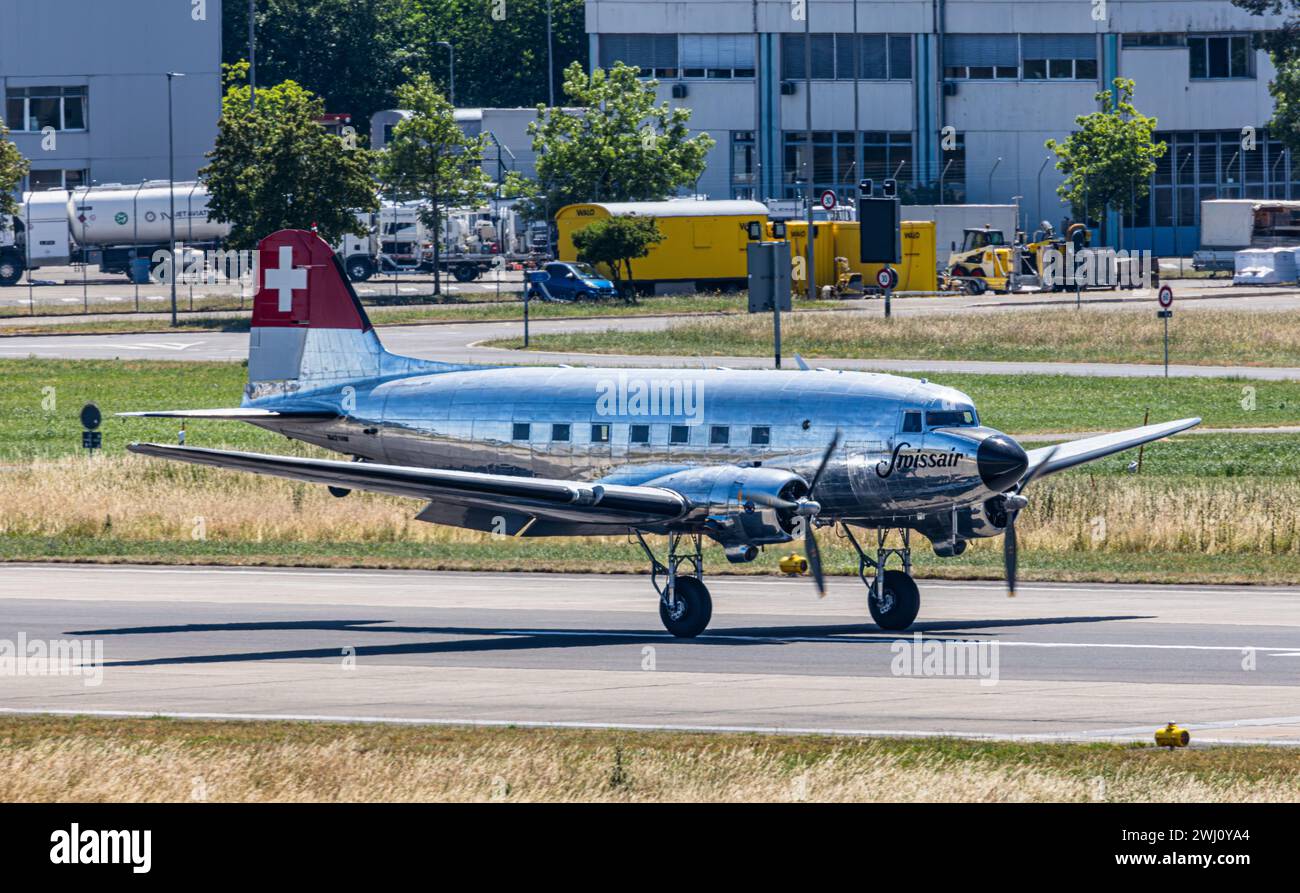Eine Douglas DC-3 Landet zum 75 Jahr Jubliäum auf der Landebahn 34 Flughafen Zürich. AM 14. Juni 1948 brachte eine Douglas DC-4 erstmals Passagiere vo Banque D'Images