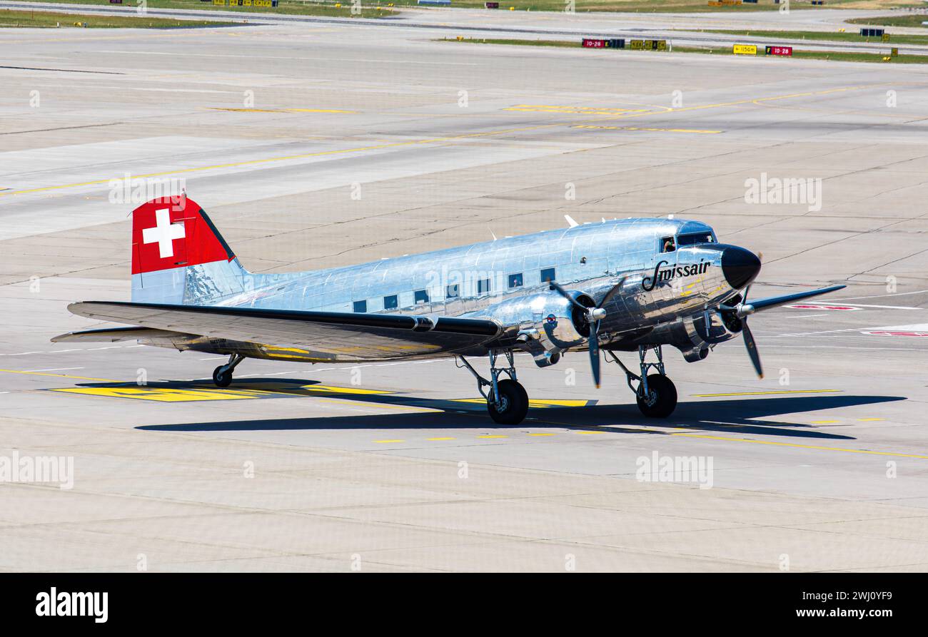 Eine Douglas DC-3 Rollt, aufgrund des 75 Jahr Jubliäums des Flughafen Zürich, zum terminal B. Am 14. Juni 1948 brachte eine Douglas DC-4 erstmals Pass Banque D'Images