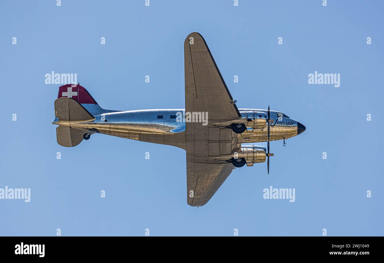 Eine Douglas DC-3 überfliegt zum 75 Jahr Jubliäum den Flughafen Zürich. AM 14. Juni 1948 brachte eine Douglas DC-4 erstmals Passagiere vom Zürich nach Banque D'Images