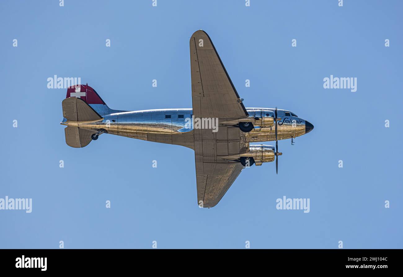 Eine Douglas DC-3 überfliegt zum 75 Jahr Jubliäum den Flughafen Zürich. AM 14. Juni 1948 brachte eine Douglas DC-4 erstmals Passagiere vom Zürich nach Banque D'Images