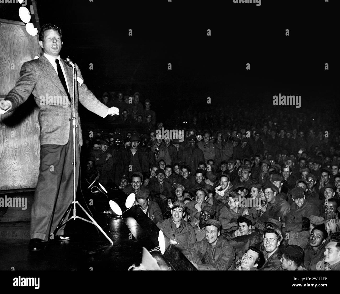 Danny Kaye divertit devant un public de plus de 3 000 membres du personnel de la 3ème aile de bombe volant de nuit et ses unités attachées - US Air Force, Corée Banque D'Images