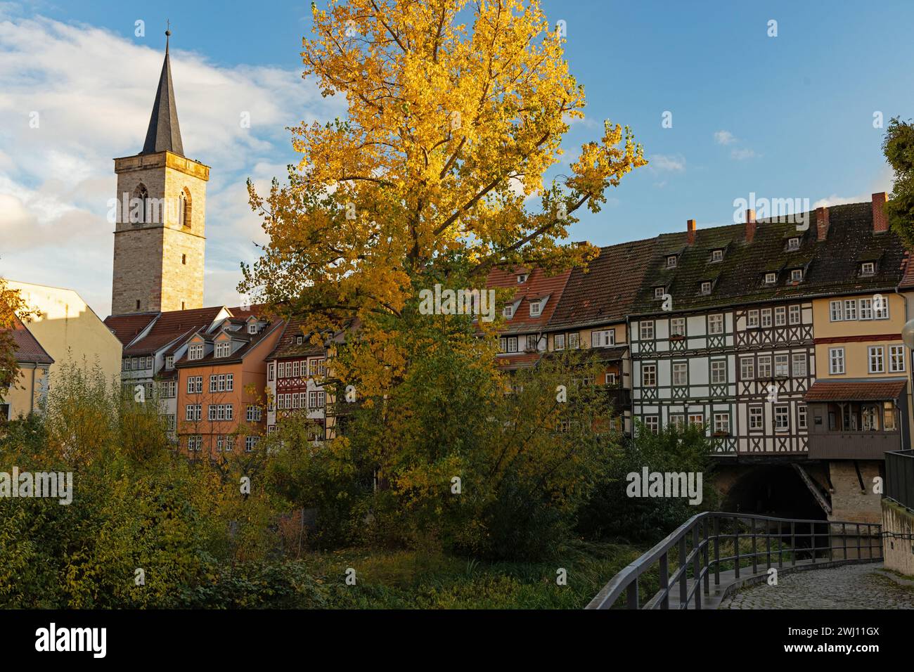 Vue sur le pont des marchands à Erfurt en automne Banque D'Images