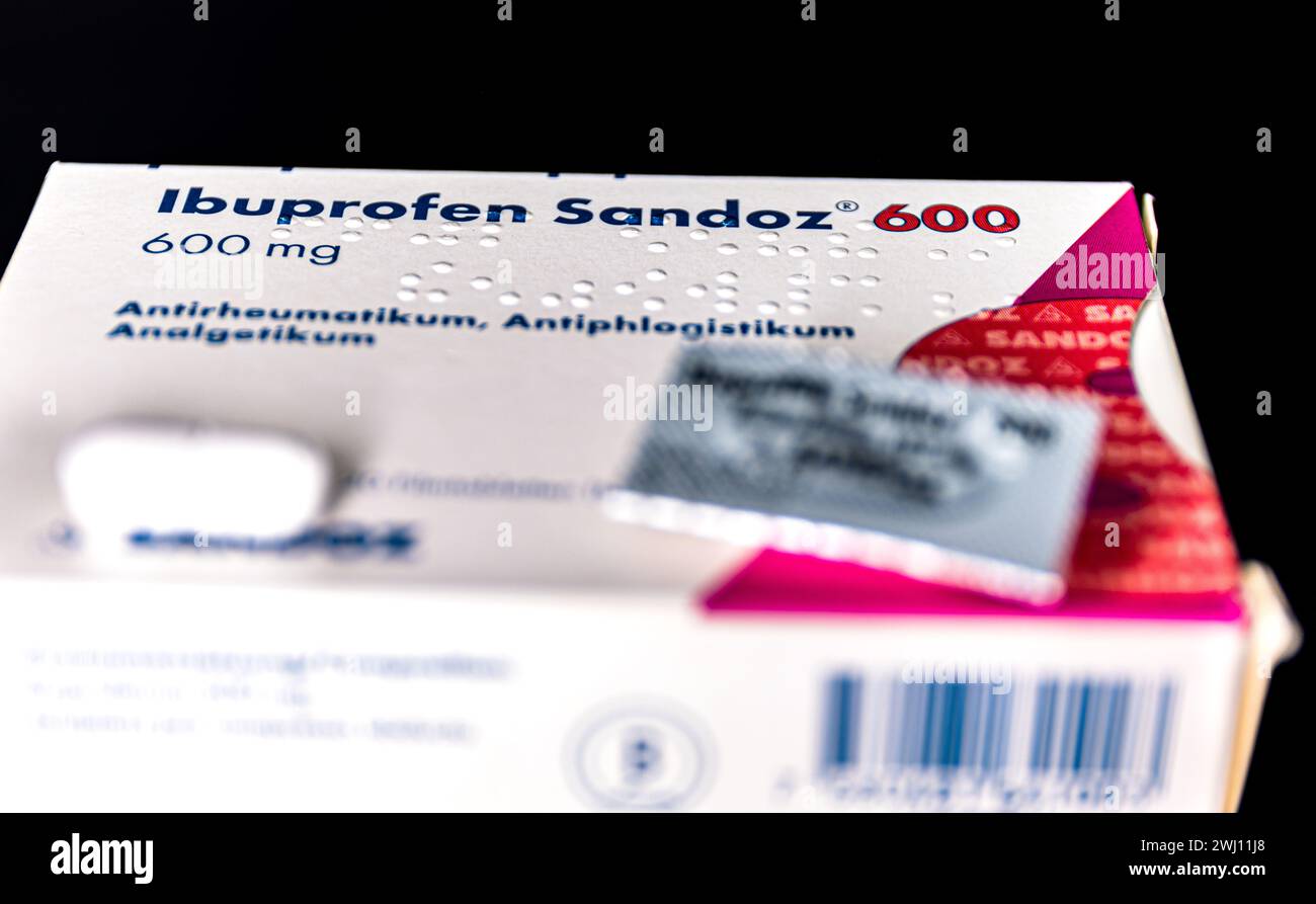 Eine Packung mit ibuprofen 600mg, welche BEI Schmerzen und Fieber Linderung verschafft. (Rafz, Schweiz, 02.02.2023) Banque D'Images
