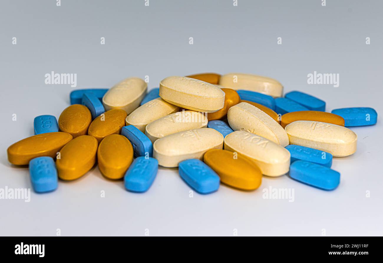 Tabletten mit unterschiedlichen Farben und Wirkstoffen. (Rafz, Schweiz, 02.02.2023) Banque D'Images