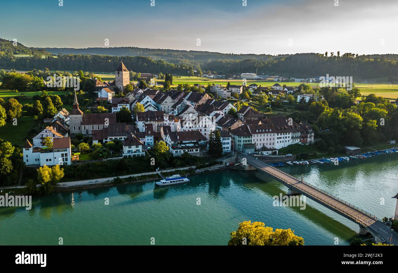 Blick auf die kleine Aargauer Gemeinde Kaiserstuh. Die Gemeinde liegt direkt an der Grenze zu Deutschland. Die Rheinbrücke verbindet Kaiserstuhl mit H. Banque D'Images