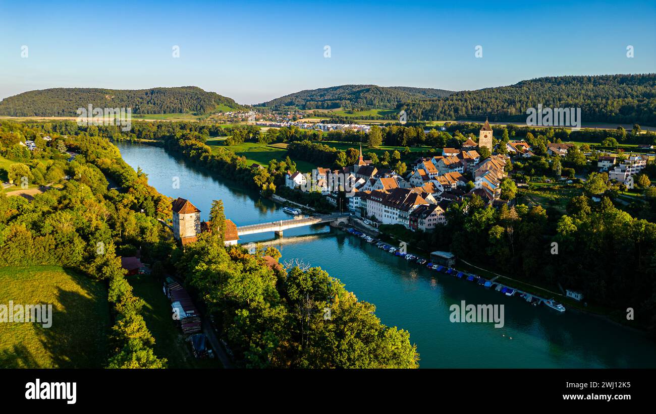 Blick auf die kleine Aargauer Gemeinde Kaiserstuh. Die Gemeinde liegt direkt an der Grenze zu Deutschland. Die Rheinbrücke verbindet Kaiserstuhl mit H. Banque D'Images
