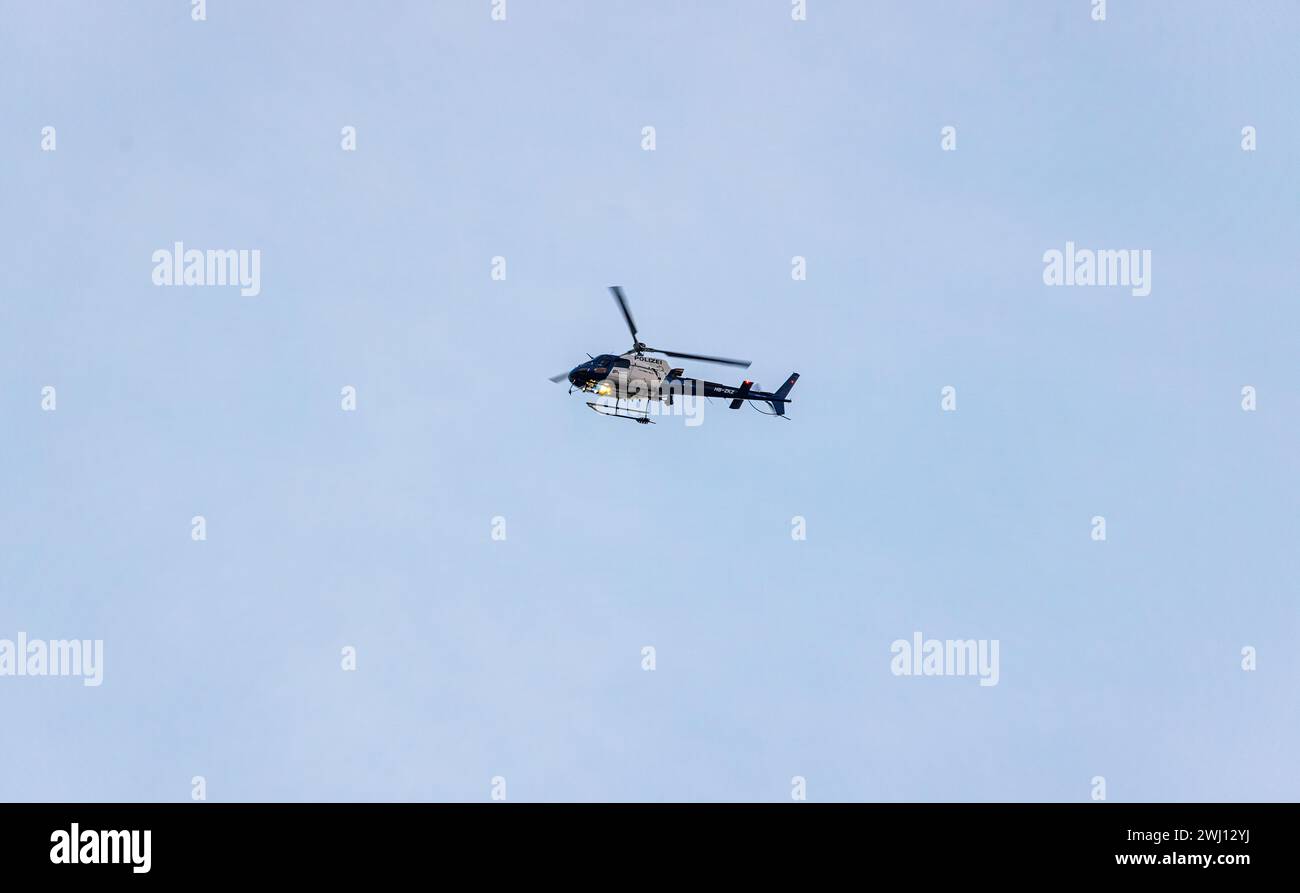 Ein Polizeihelikopter der Kantonspolizei Zürich beobachtet die situation aus der Luft. Mehrere hundert Eritreer lieferten sich in der Zürcher Agglomer Banque D'Images