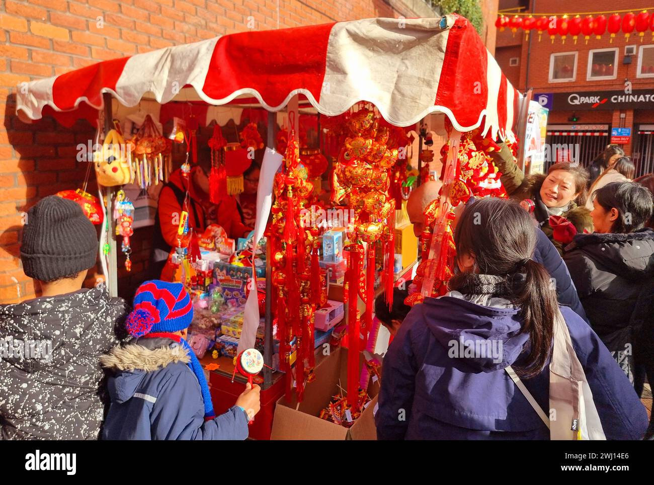 Londres, Royaume-Uni. 11 février 2024. Des milliers de personnes se sont rendues pour voir des dragons dansants colorés dans un flambeau de costumes rouges et dorés pour célébrer le nouvel an chinois à travers Londres. Les célébrations comprenaient un défilé traditionnel avec dragons, danseurs tourbillonnants, chars artisanaux, stands de nourriture de rue, arts et artisanat chinois, musique et un spectacle dramatique de pétards électriques alors que le Chinatown de la ville accueillait une journée d'activités familiales. Banque D'Images