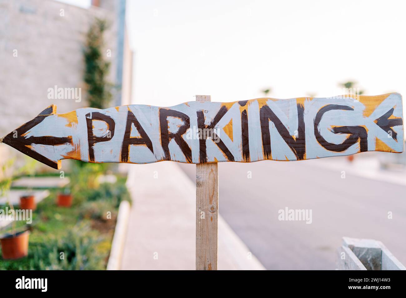 Pointeur en bois avec une flèche. Légende : parking Banque D'Images