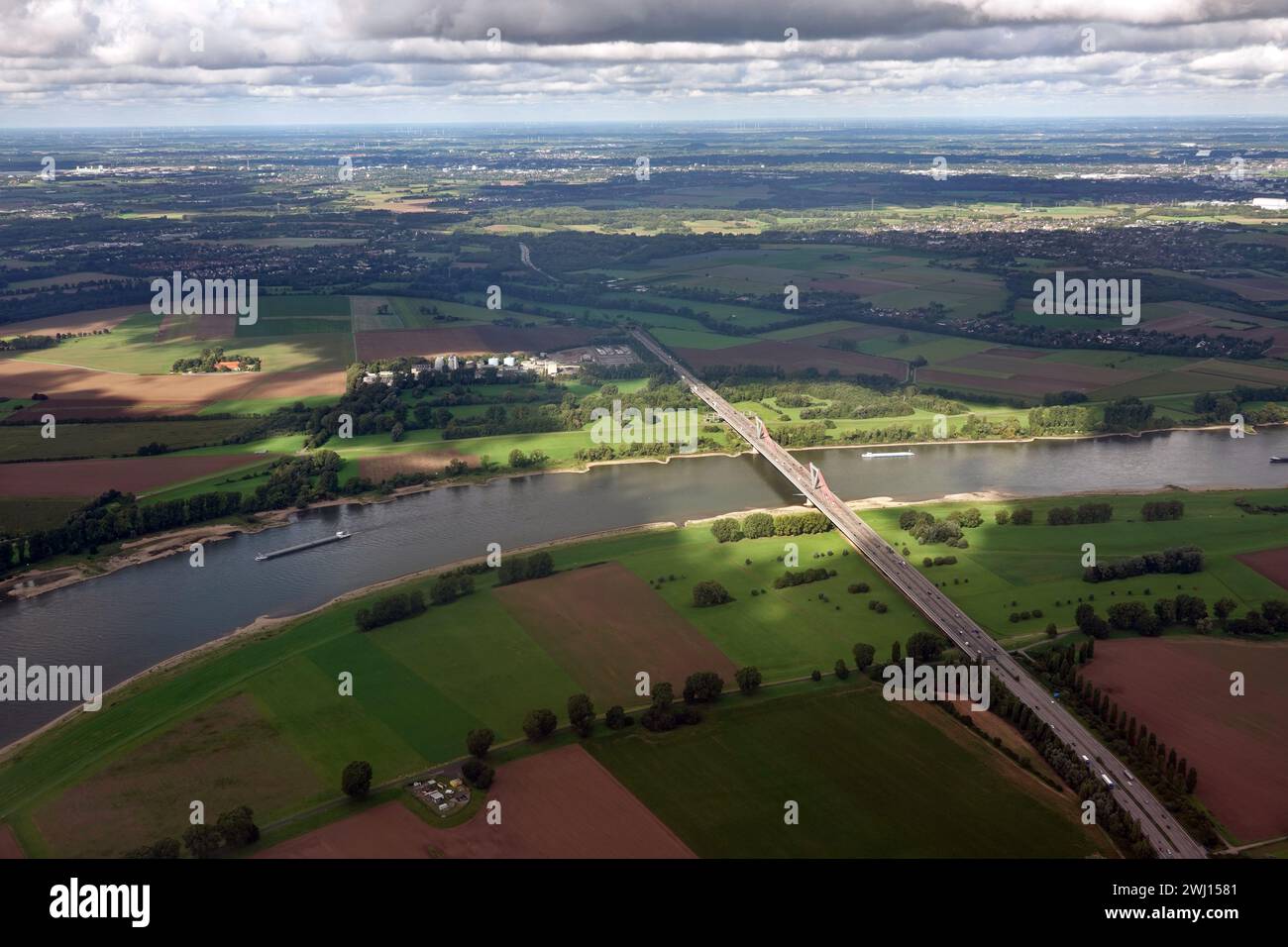 Pont aéroport de l'autoroute A44 près de DÃ¼sseldorf sur le Rhin - vue aérienne Banque D'Images