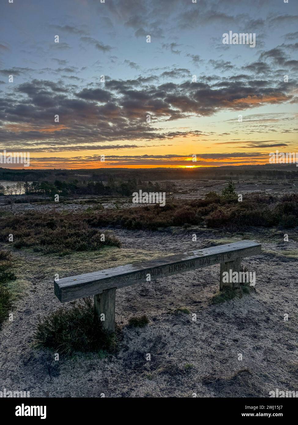 Frensham Little Pond, Farnham, Surrey. 12 février 2024. Un beau début de journée pour les Home Counties. Lever du soleil sur Frensham Little Pond près de Farnham dans le Surrey. Crédit : james jagger/Alamy Live News Banque D'Images