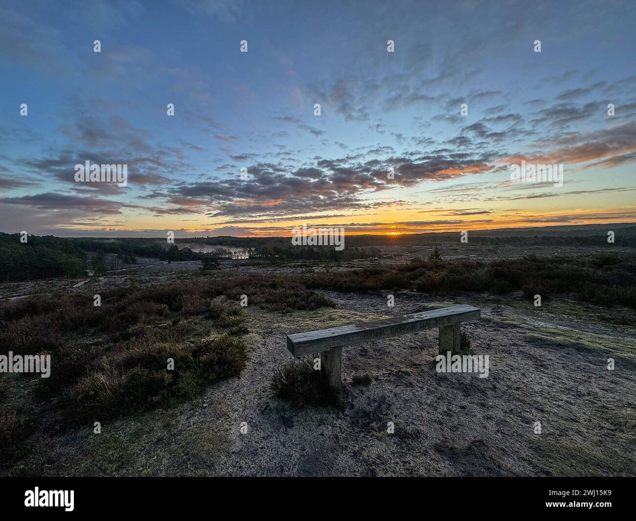 Frensham Little Pond, Farnham, Surrey. 12 février 2024. Un beau début de journée pour les Home Counties. Lever du soleil sur Frensham Little Pond près de Farnham dans le Surrey. Crédit : james jagger/Alamy Live News Banque D'Images