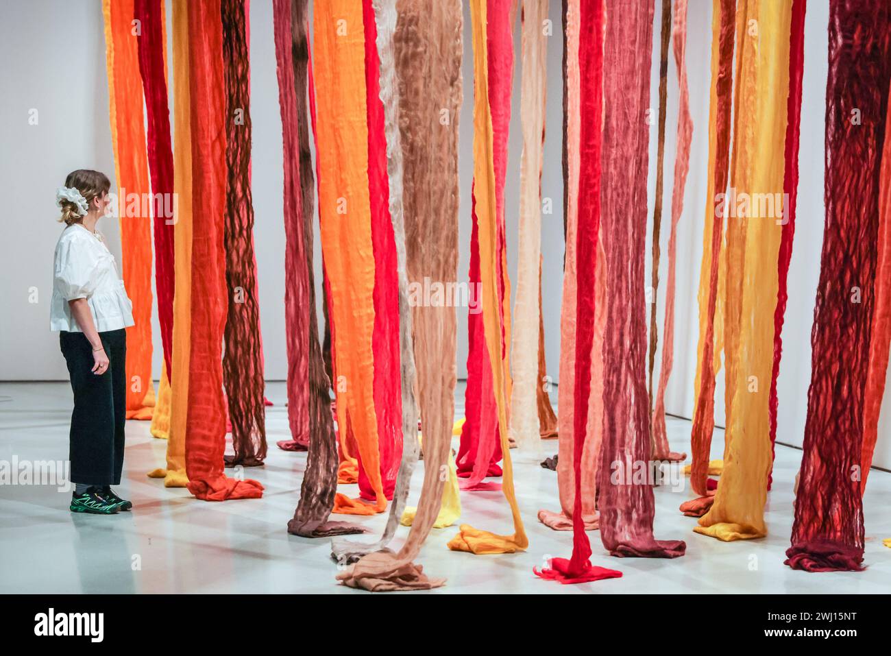 Barbican Art Gallery, Londres, Royaume-Uni. 12 février 2024. Le personnel pose avec Cecilia Vicuña, Quipu Austral, 2012. Allant de pièces intimes artisanales à des installations sculpturales à grande échelle, Unravel : The Power and Politics of textiles in Art rassemble plus de 100 œuvres de 50 praticiens internationaux qui utilisent des textiles, des fibres et des fils pour communiquer des idées sur le pouvoir, la résistance et la survie. Il fonctionne jusqu'au 26 mai 2024. Crédit : Imageplotter/Alamy Live News Banque D'Images