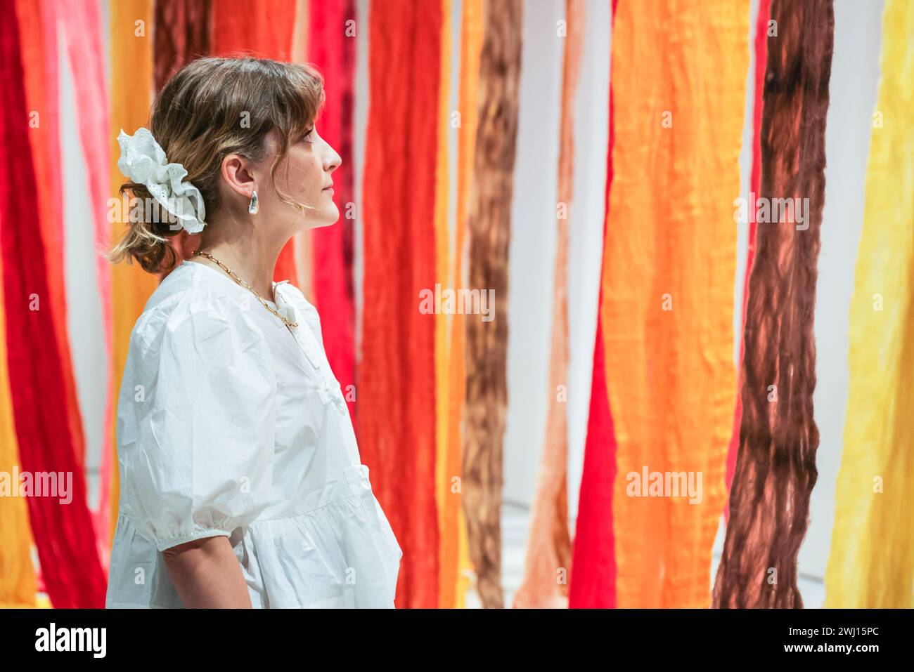 Barbican Art Gallery, Londres, Royaume-Uni. 12 février 2024. Le personnel pose avec Cecilia Vicuña, Quipu Austral, 2012. Allant de pièces intimes artisanales à des installations sculpturales à grande échelle, Unravel : The Power and Politics of textiles in Art rassemble plus de 100 œuvres de 50 praticiens internationaux qui utilisent des textiles, des fibres et des fils pour communiquer des idées sur le pouvoir, la résistance et la survie. Il fonctionne jusqu'au 26 mai 2024. Crédit : Imageplotter/Alamy Live News Banque D'Images