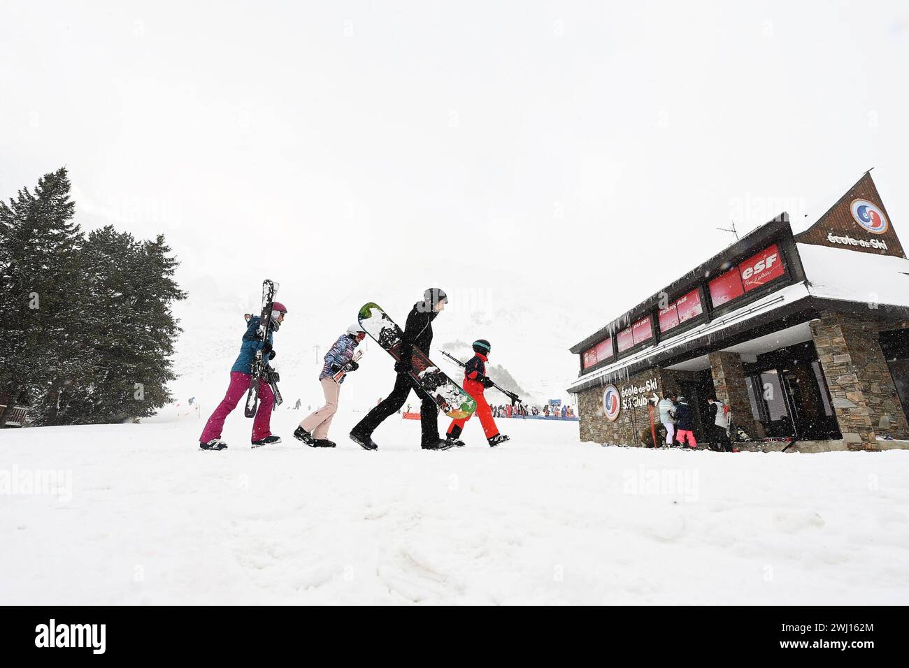 © BASTIEN ARBERET/MAXPPP - 11/02/2024 domaine skiable du Grand Tourmalet, versant la Mongie (commune Bagnères de Bigorre/Campan) pour le début des vacances avec de nouvelles chutes de neiges idéales pour les vacances. 11 février 2024 chutes de neige parfaites pour des vacances dans les Pyrénées crédit : MAXPPP/Alamy Live News Banque D'Images