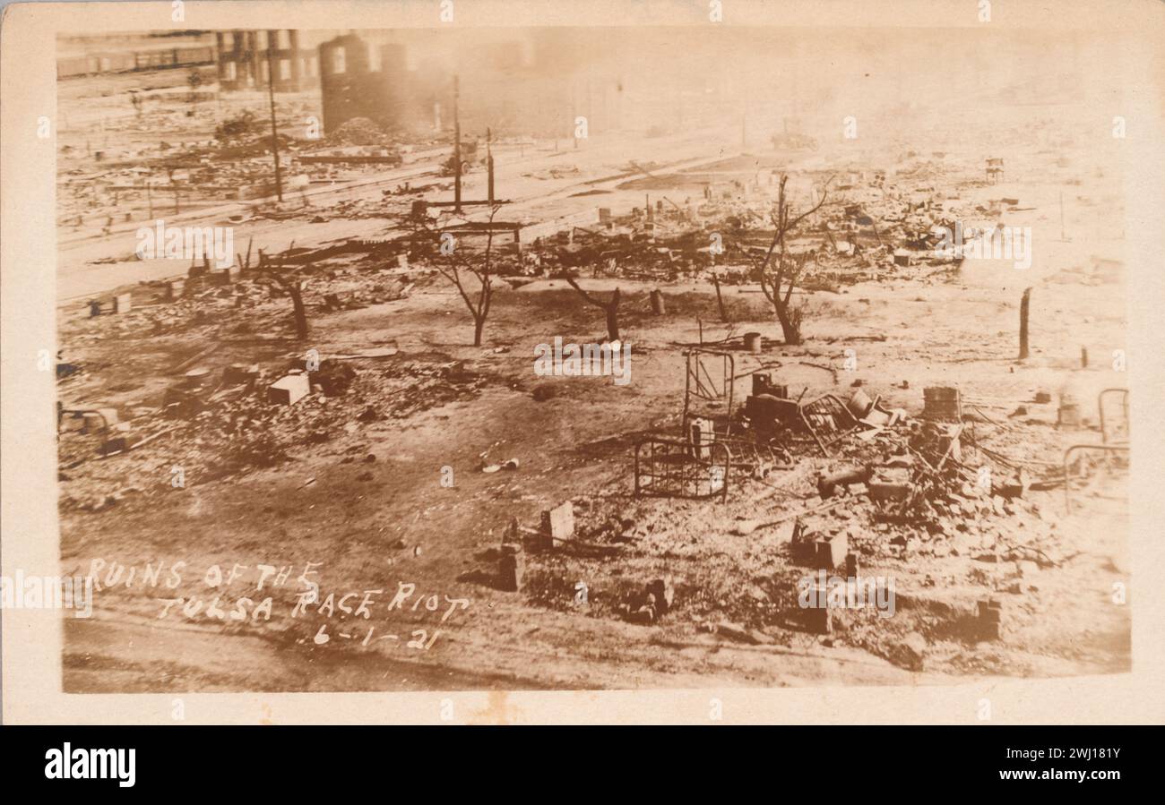 ÉMEUTE RACIALE DE TULSA (31 mai et 1er juin 1921) : une carte postale photographique aux tons sépia représentant le district détruit de Greenwood à Tulsa, Oklahoma après le massacre de Tulsa Race. Prise d'une position élevée, l'image montre des blocs de ce qui avait été des maisons et des entreprises réduites en décombres. Au premier plan à droite, plusieurs lits en métal carbonisé sont visibles. Une ligne d'arbres carbonisés traverse le milieu de l'image. En haut à gauche, à travers une large avenue, se dressent quelques façades de briques vides. Dans le coin inférieur gauche, écrit dans le négatif et apparaissant comme un texte blanc est [RUINES DE LA / TULS Banque D'Images