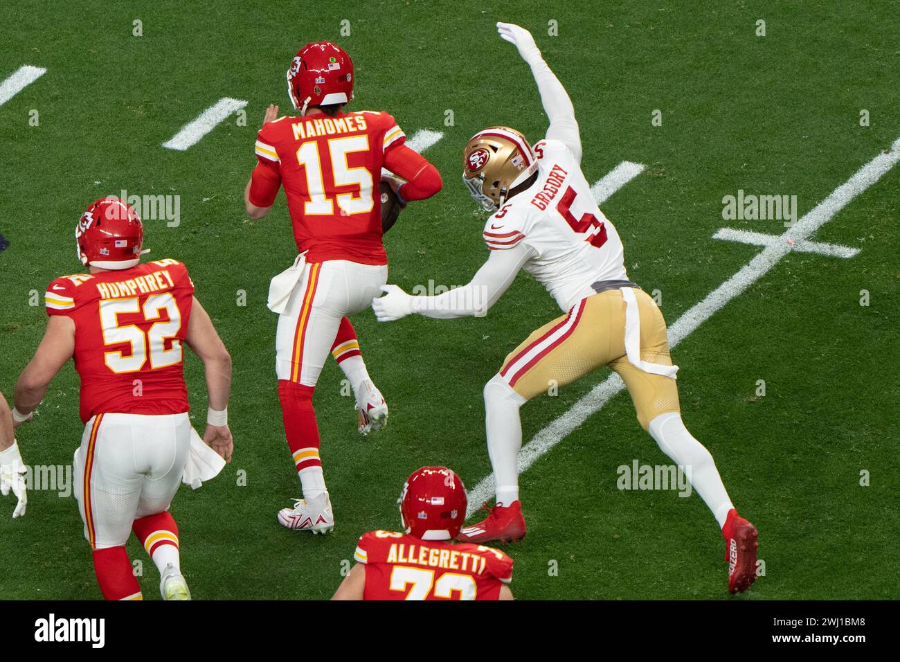 11 février 2024 ; Las Vegas, Nevada, États-Unis ; le linebacker Randy Gregory (5 ans) des San Francisco 49ers tente de limoger le quaterback Patrick Mahomes (15 ans) des Kansas City Chiefs lors du premier quart-temps à l'Allegiant Stadium lors du Super Bowl LVIII. les Chiefs battent les 49ers 25-22 en prolongation. (Stan Szeto / image du sport) Banque D'Images