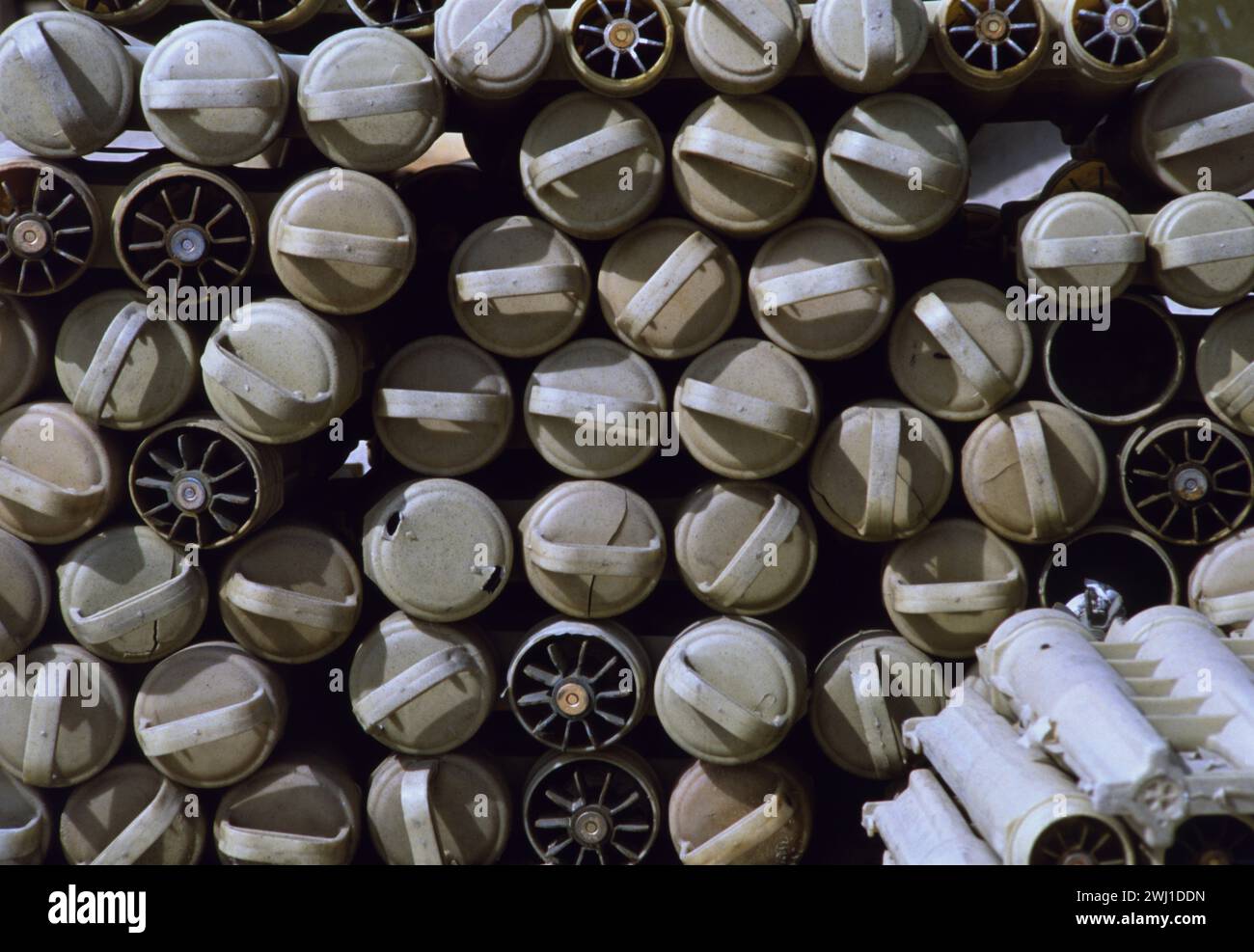 Première Guerre du Golfe : le 10 mars 1991 abandonne des bombes de mortier irakiennes de 82 mm F-832 HE, empilées dans leurs conteneurs en plastique, sur la plage d'Anjafa à Koweït City. Banque D'Images