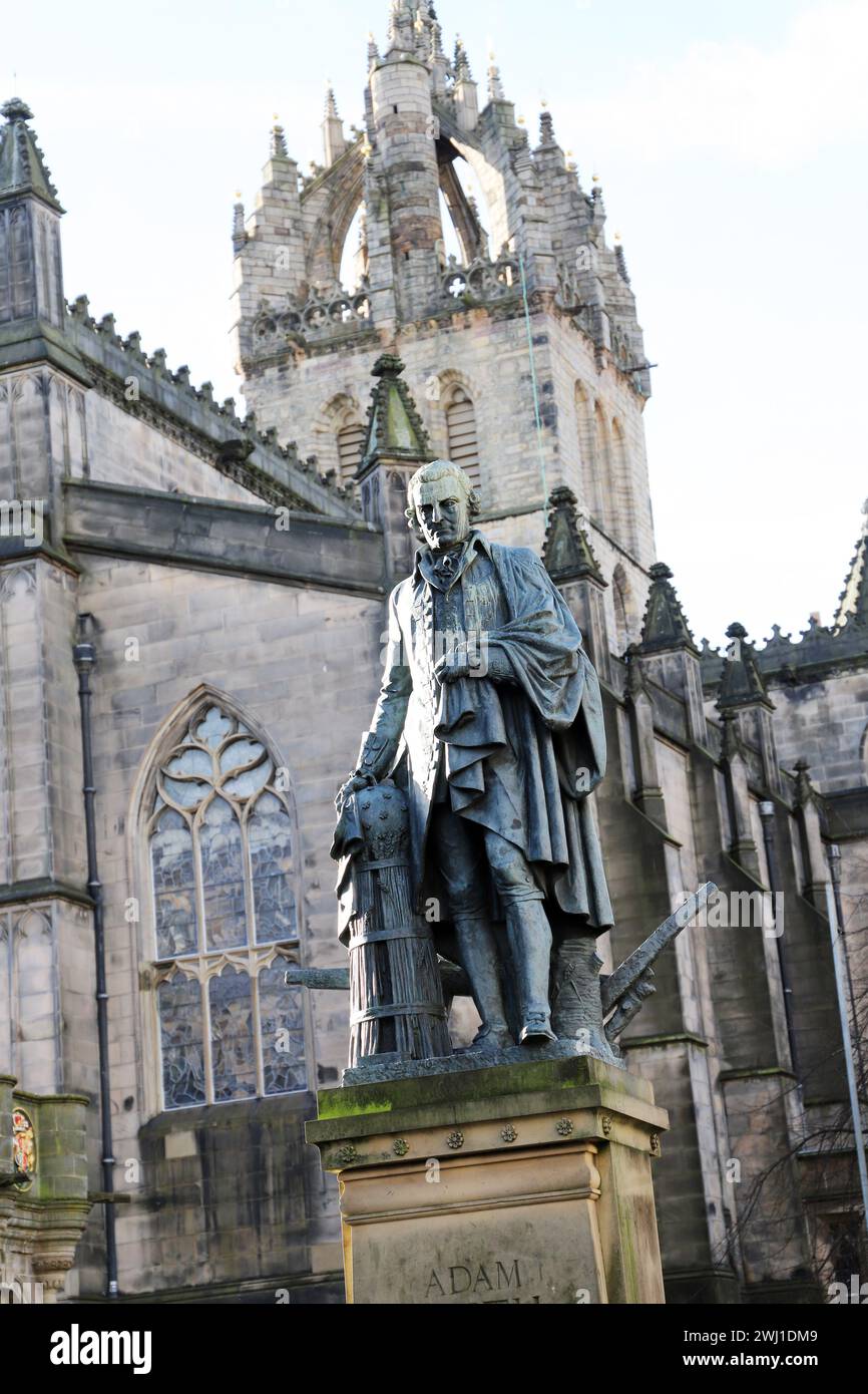 Statue d'Adam Smith, économiste et philosophe qui fut un pionnier dans la pensée de l'économie politique et figure clé pendant les lumières écossaises Banque D'Images