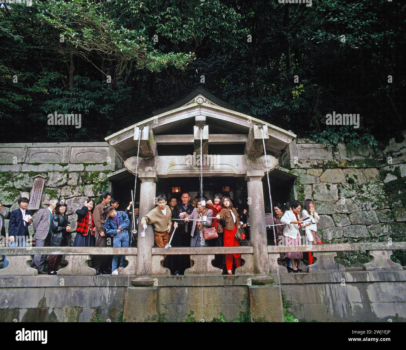 Japon. Kyoto. Temple Kiyomizu. Les gens recueillent l'eau de la cascade d'Otowa. Banque D'Images