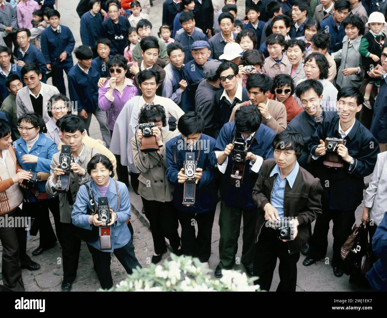 Chine. Shanghai. Foule locale de photographes amateurs avec des appareils photo. 1985. Banque D'Images