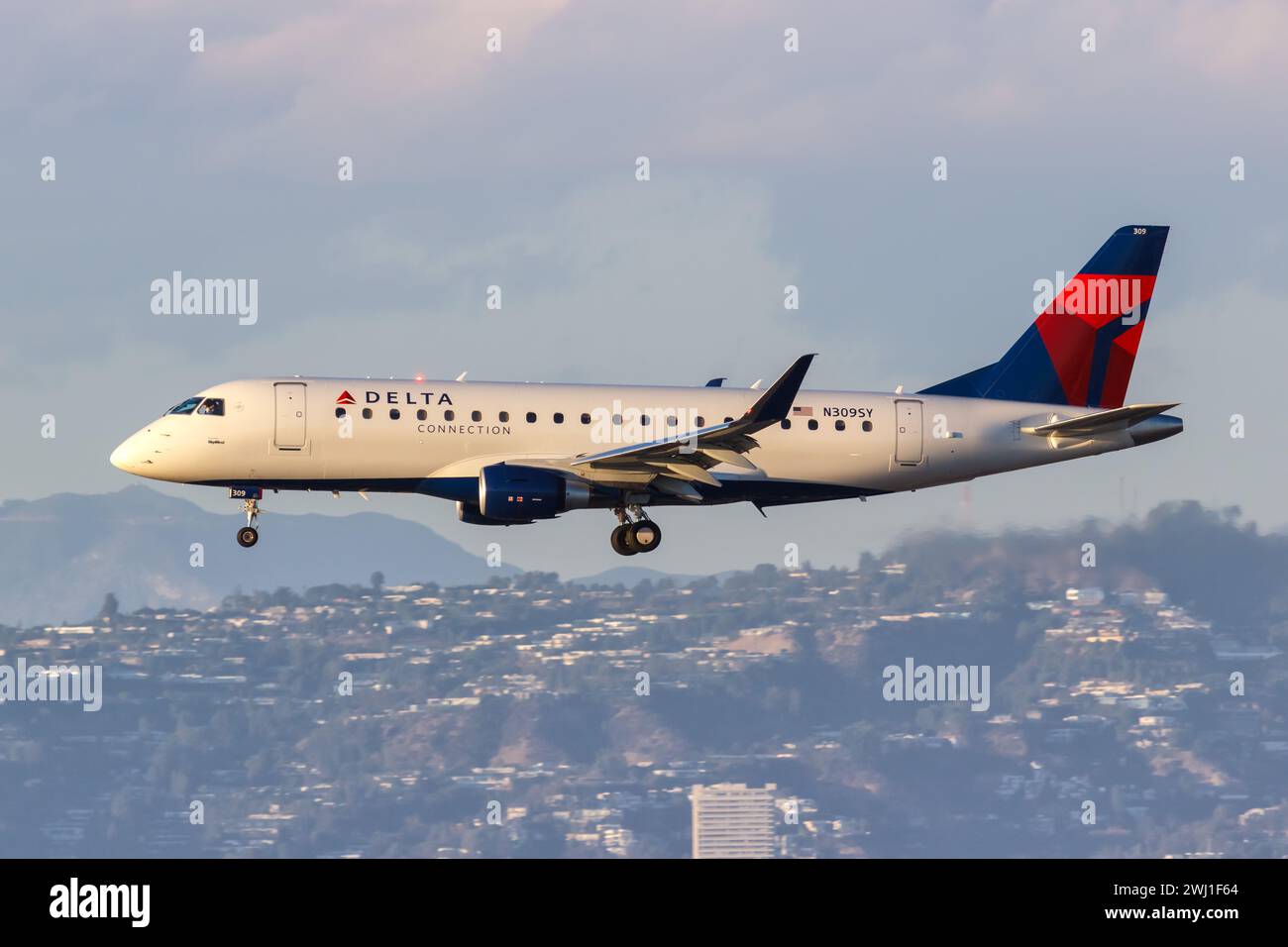Delta Connection SkyWest Airlines Embraer 175 Aircraft Aéroport de Los Angeles aux États-Unis Banque D'Images