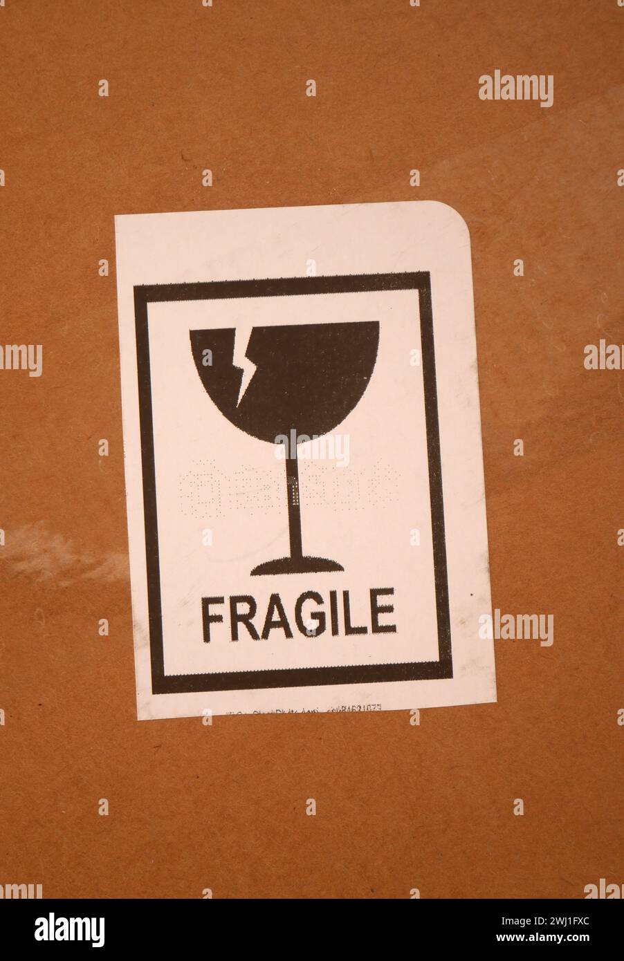 Autocollant fragile sur une boîte en carton Banque D'Images