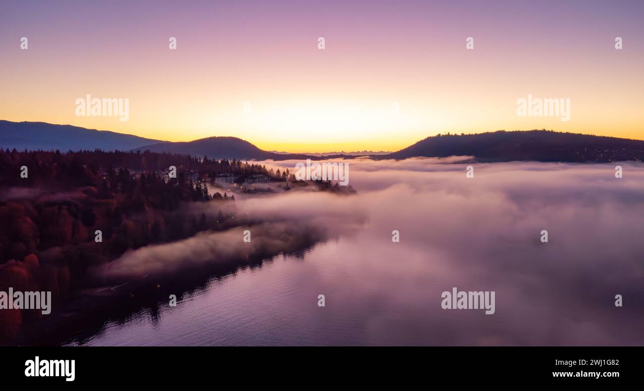 Une vue aérienne de North Vancouver couverte de brouillard matinal Banque D'Images