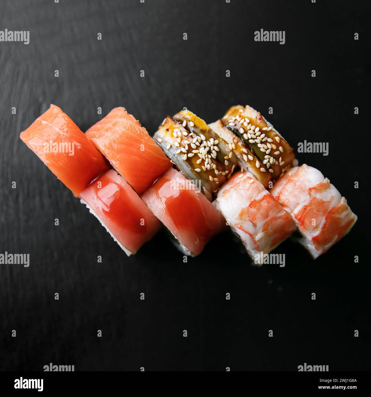 Gros plan délicieux sushis japonais sur fond sombre avec espace de copie. Banque D'Images
