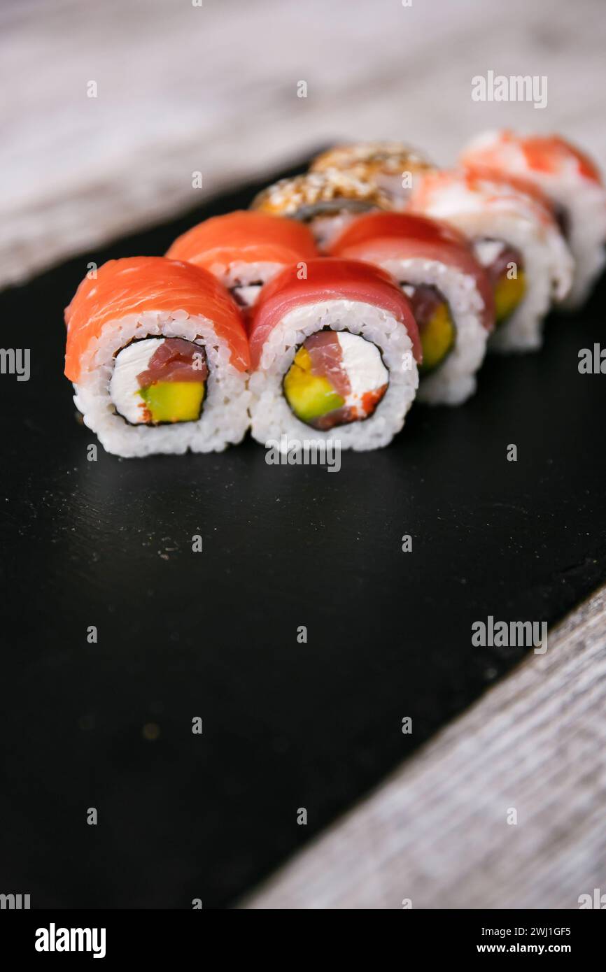 Gros plan délicieux sushis japonais sur fond sombre avec espace de copie. Banque D'Images