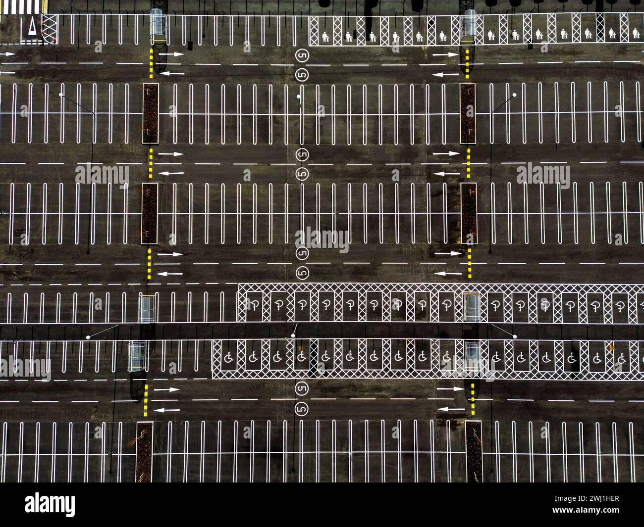 Vue aérienne d'un parking nouvellement balisé avec baies pour parking familial et parking handicapés Banque D'Images