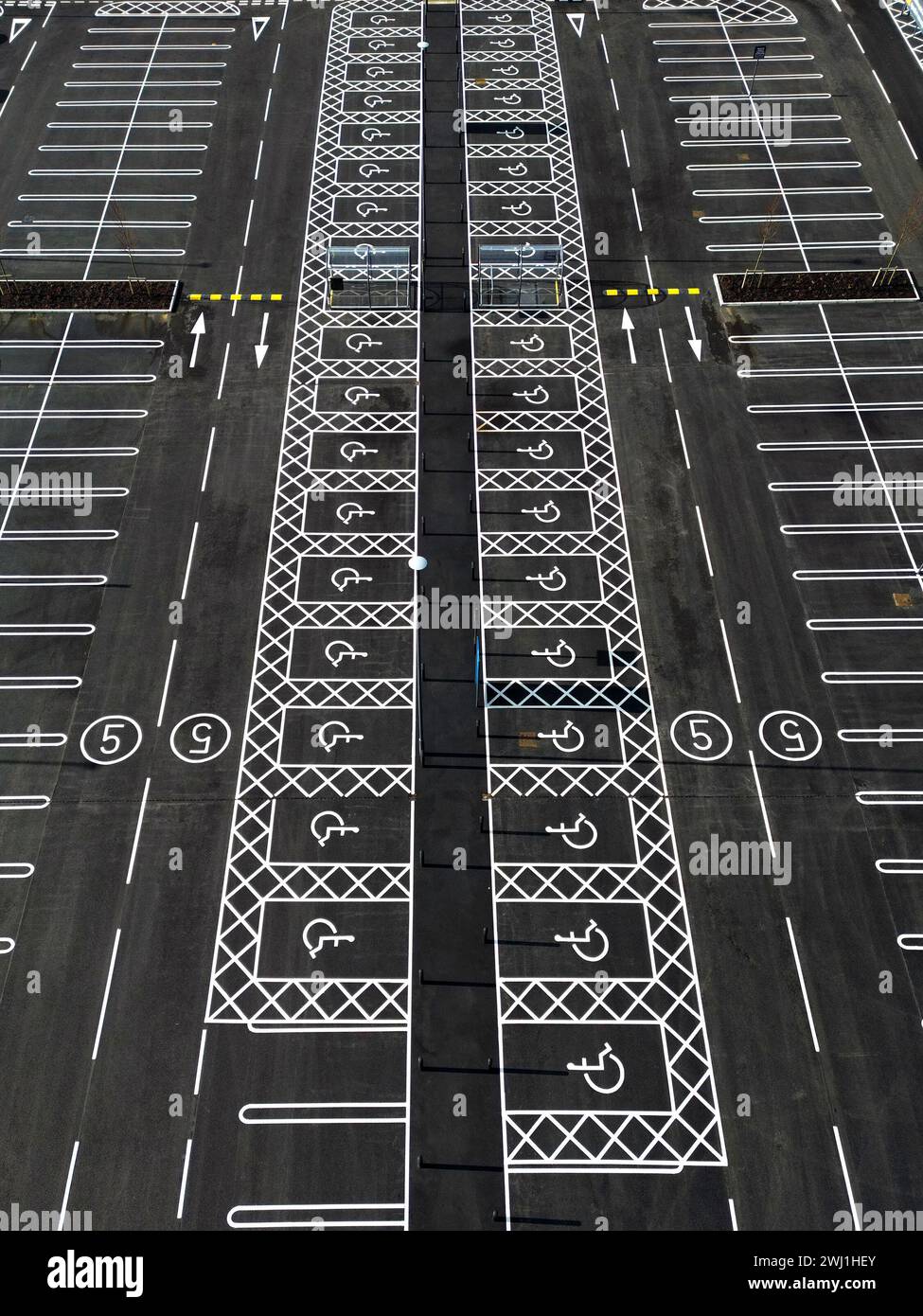Vue aérienne d'un parking nouvellement marqué avec des places de stationnement pour handicapés Banque D'Images
