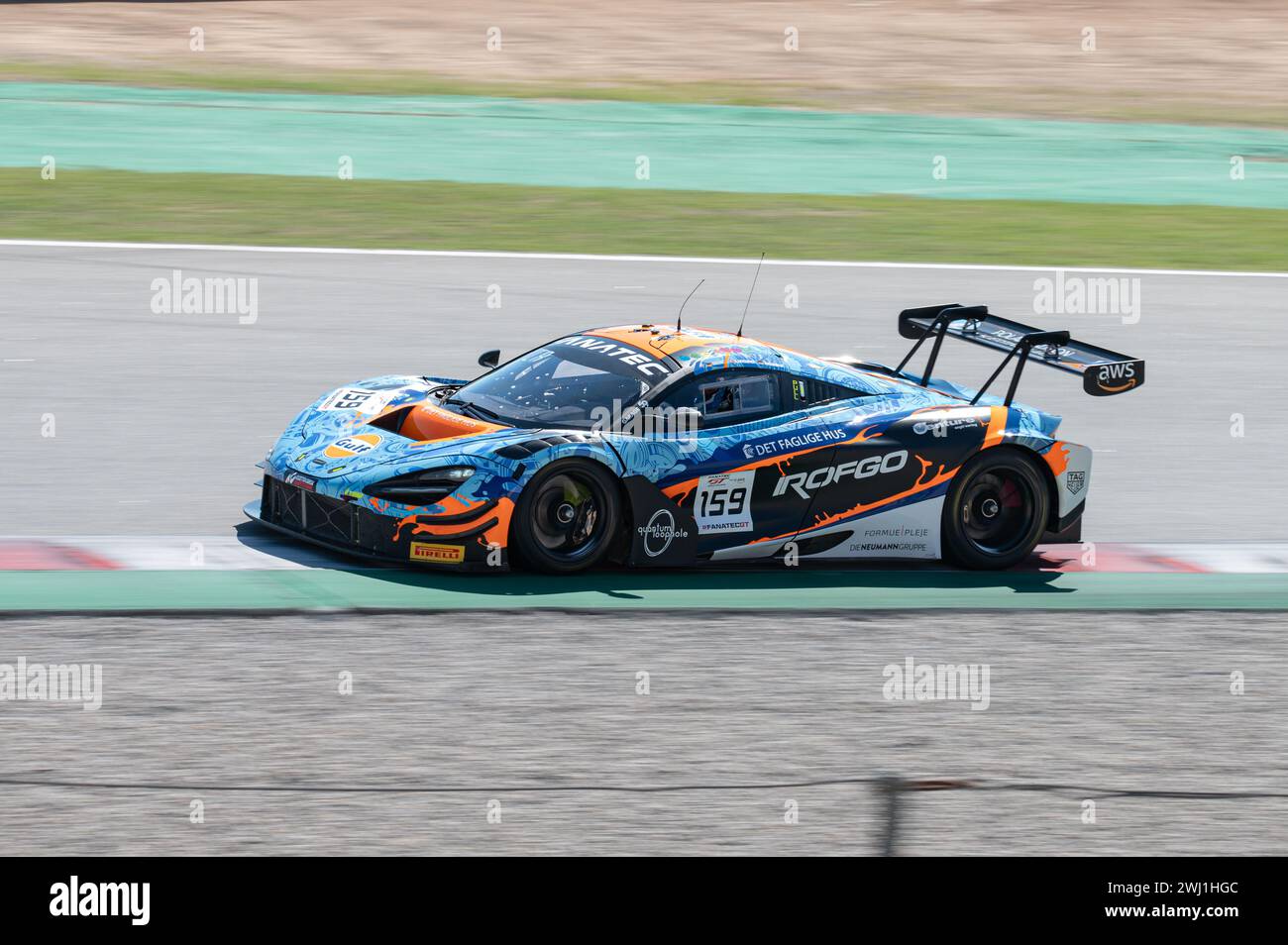 McLaren 720S GT3 EVO en couleurs au Fanatec GT World sur le circuit Barcelone Catalunya Banque D'Images
