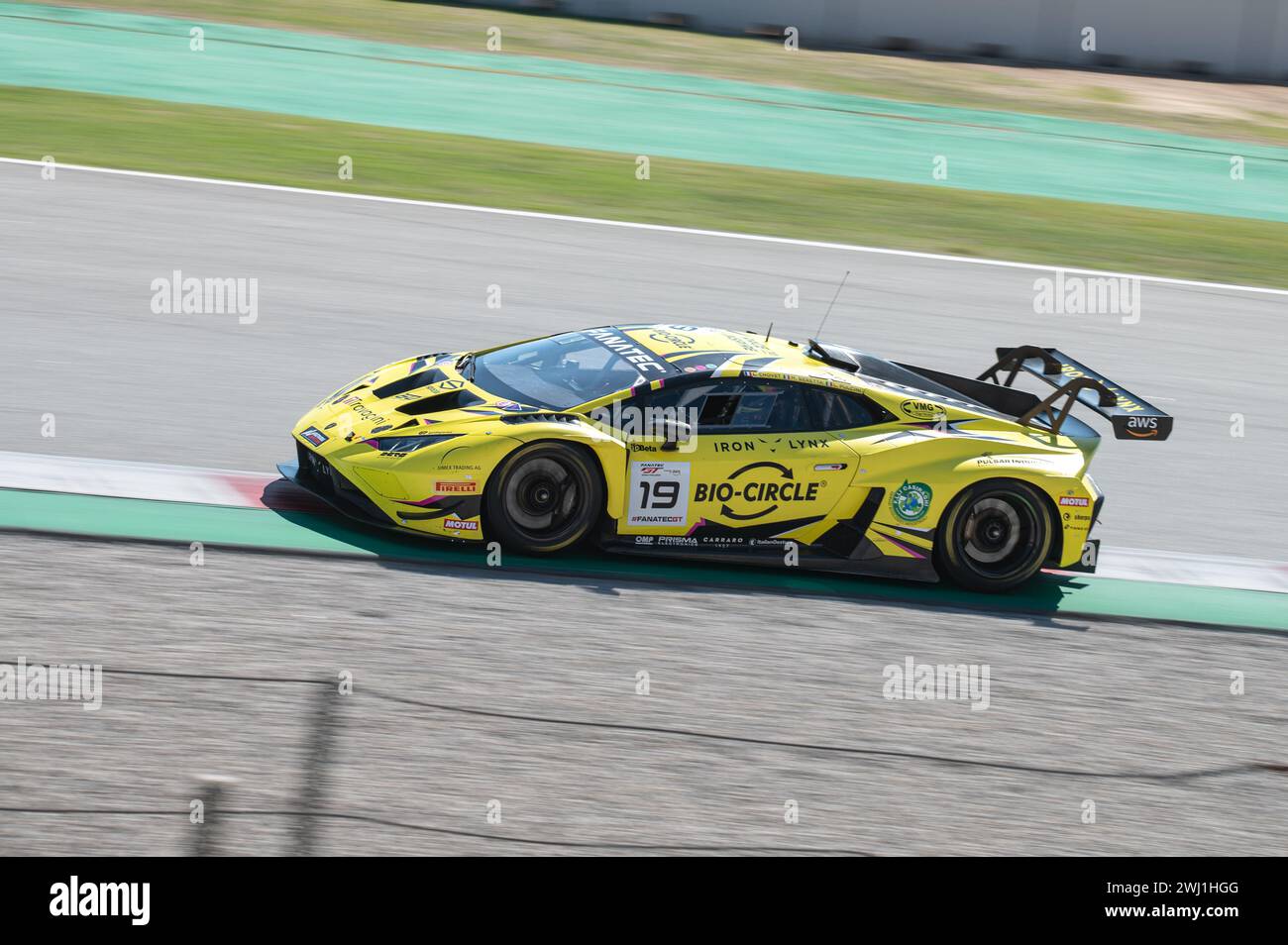 Lamborghini Huracan GT3 EVO2 jaune au Fanatec GT World sur le circuit de Barcelone Catalunya Banque D'Images