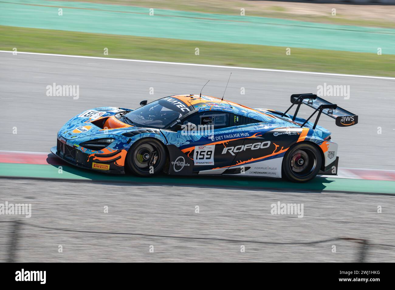 McLaren 720S GT3 EVO en couleurs au Fanatec GT World sur le circuit Barcelone Catalunya Banque D'Images