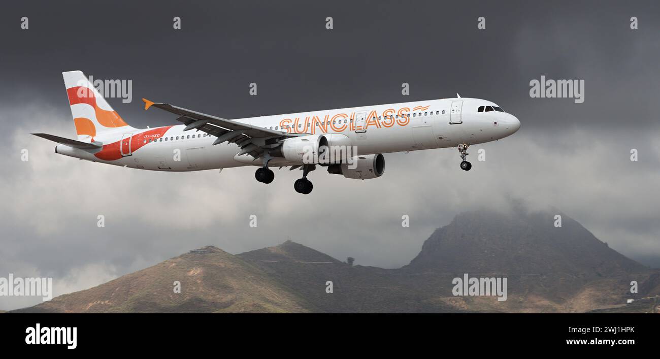 Tenerife, Espagne, 11 février 2024. Airbus A321-211 Sunclass Airlines vole dans les nuages sombres. Atterrissage à l'aéroport de Tenerife Banque D'Images