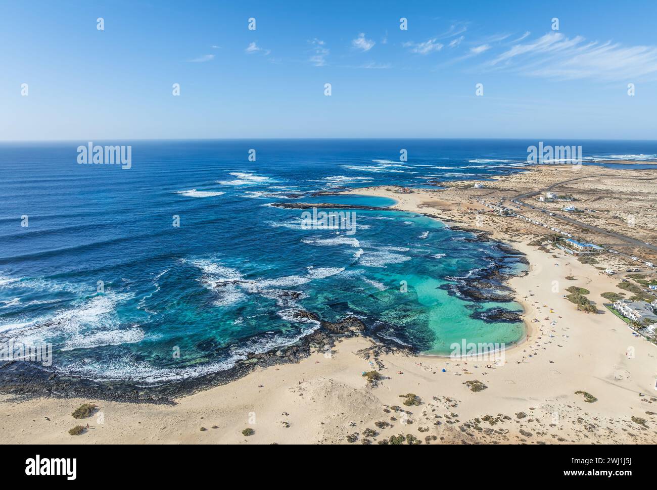 Plage El Cotillo, Fuerteventura : une superbe vitrine aérienne de lagons turquoises et de côtes accidentées, parfaite pour ceux qui recherchent un ha côtier naturel Banque D'Images