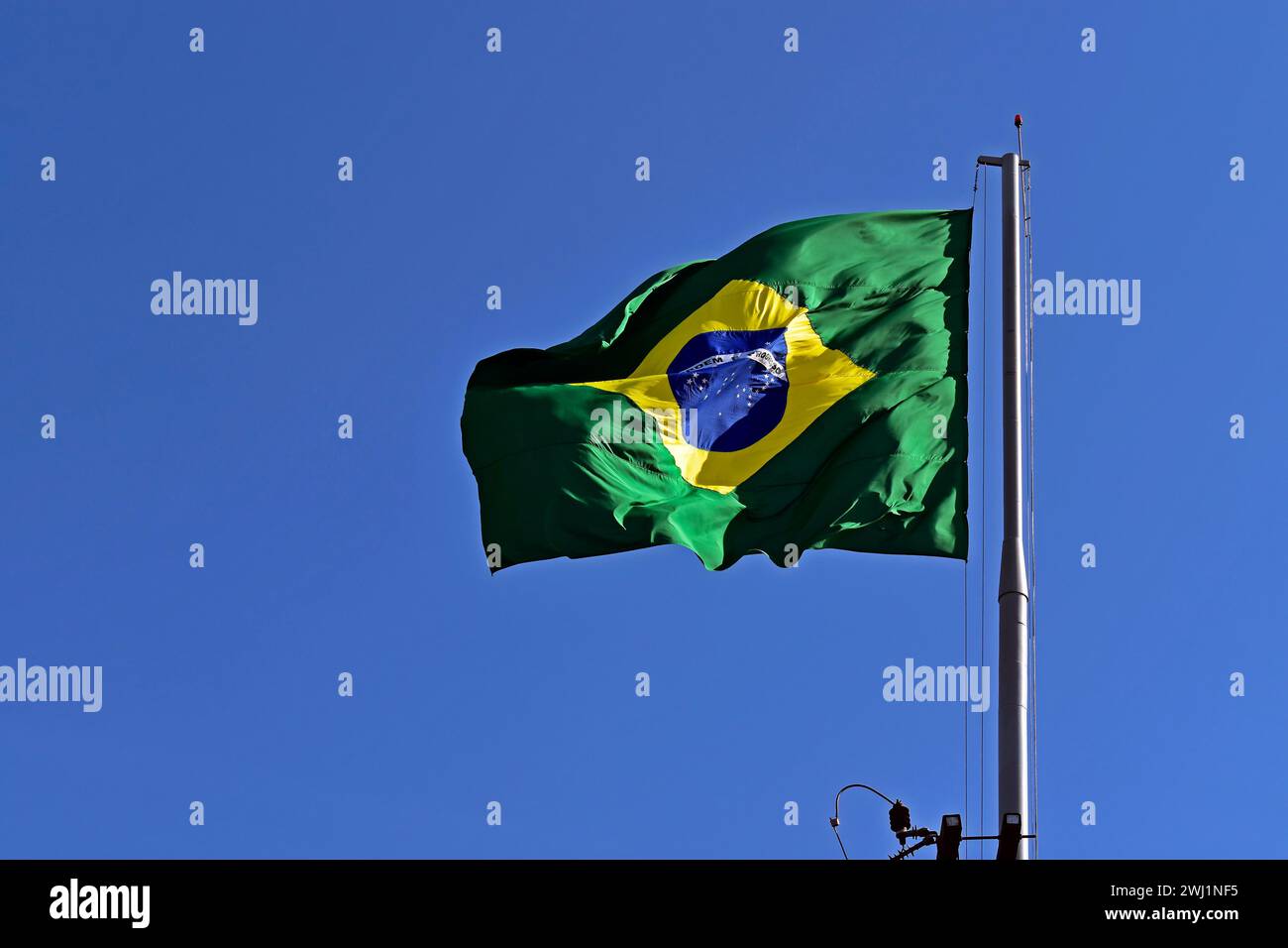 Drapeau brésilien et ciel bleu à Ribeirao Preto, Sao Paulo, Brésil Banque D'Images