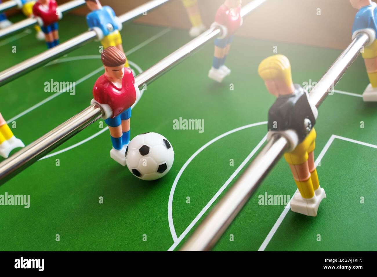 Vue rapprochée d'une partie de baby-foot en cours Banque D'Images